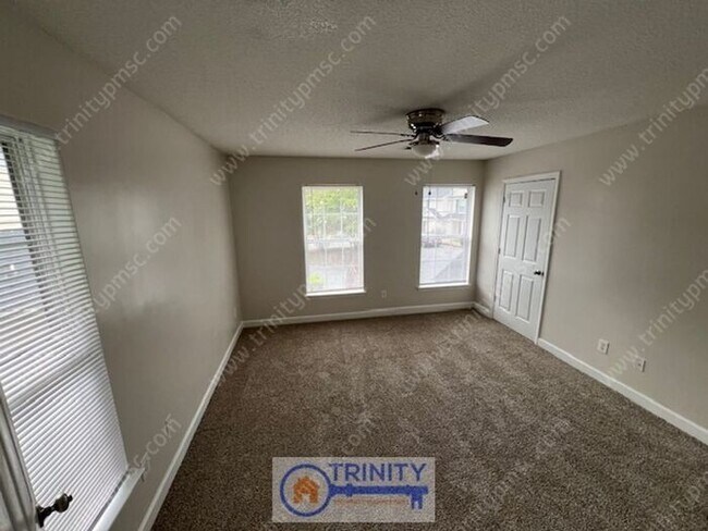 Building Photo - Cute TWO STORY Town Home!
