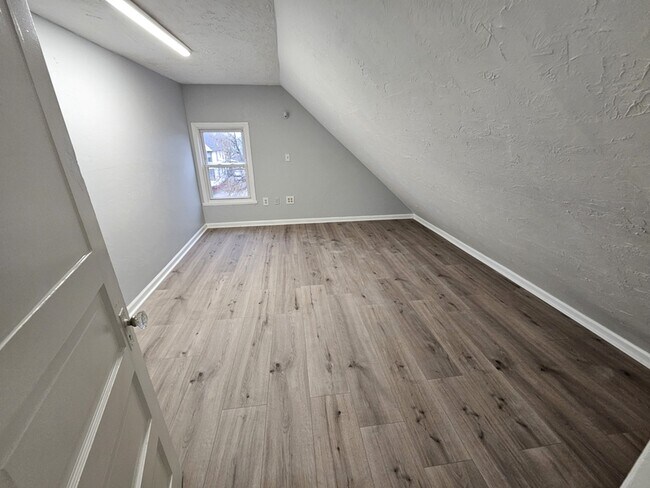 Building Photo - 1852 E 32nd St