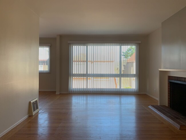 Building Photo - Newly Refinished 2 Bed, 1 Bath + Bonus Roo...