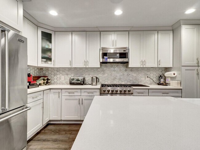 Building Photo - 5437 Coolidge Ave