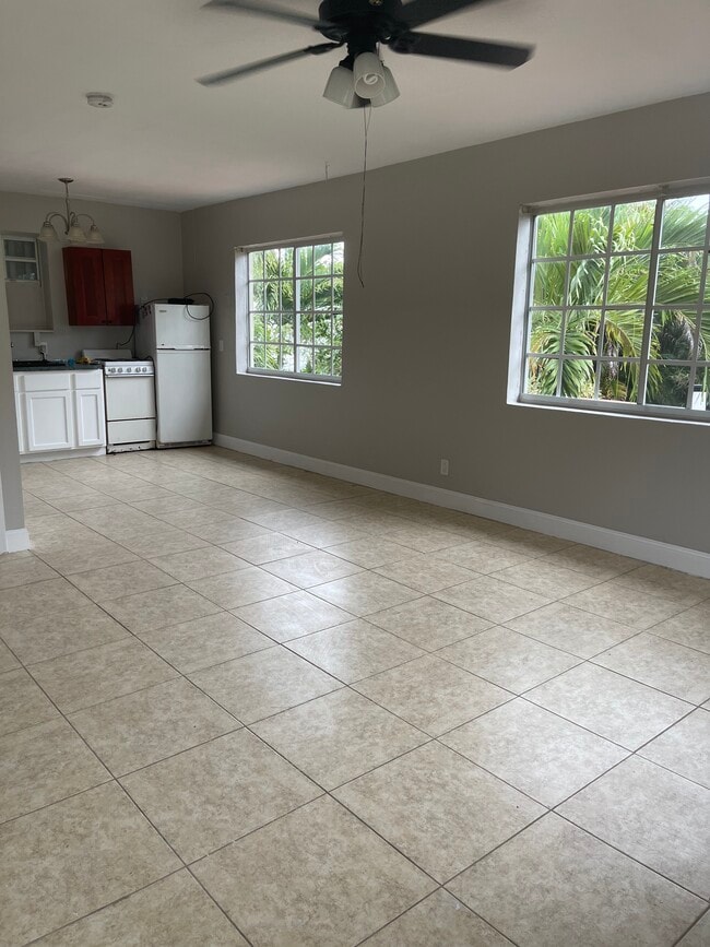 Building Photo - 604 SW 2nd Ave