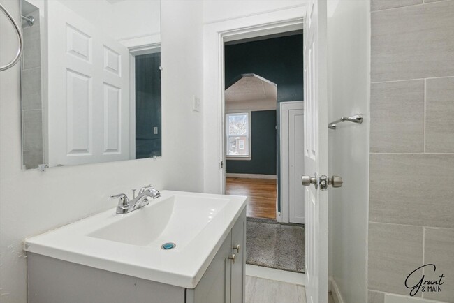Building Photo - 4 bedroom $1300