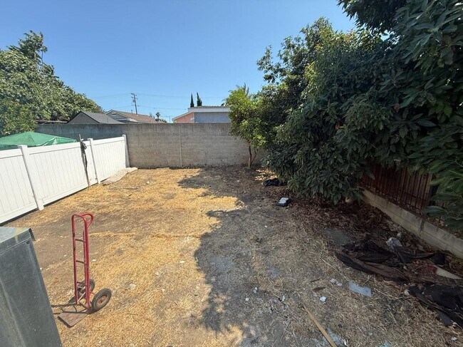 Building Photo - 1302 W 109th St