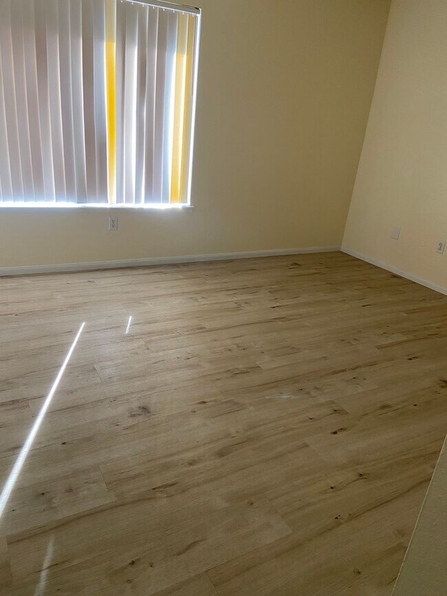Building Photo - 3 Bedrooms, 2 Bathrooms, 3 Car Garage, Fir...
