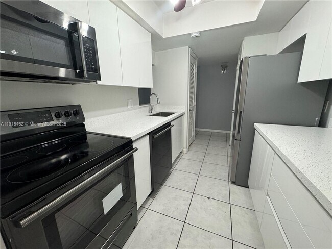 Building Photo - 1060 Crystal Lake Dr