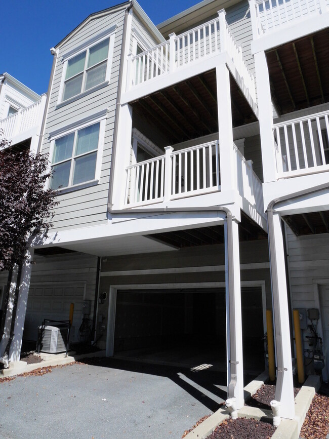 Building Photo - 2 Bedroom Townhome Located In Baltimore Ci...