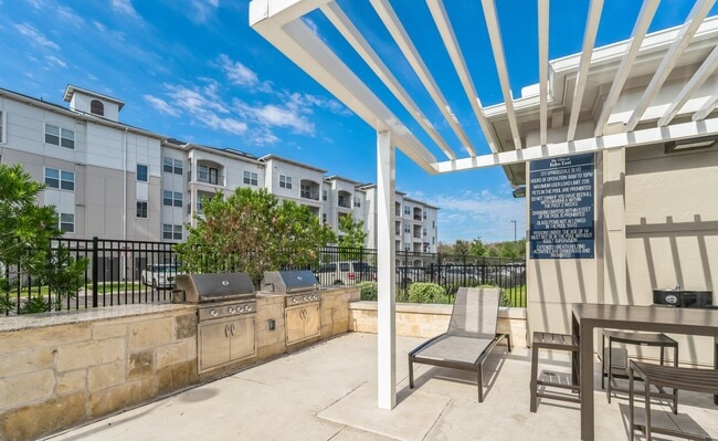 Building Photo - Villas at Echo East