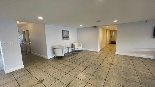 Building Photo - 2821 N Miami Beach Blvd