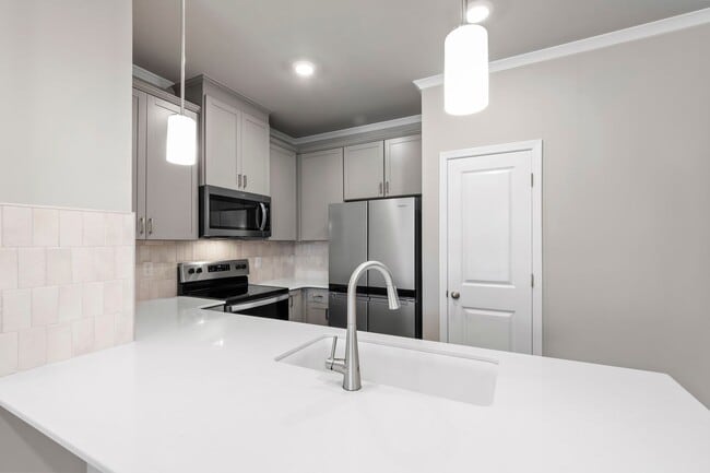 Building Photo - Modern 3-Bedroom Townhome with Luxury Fini...