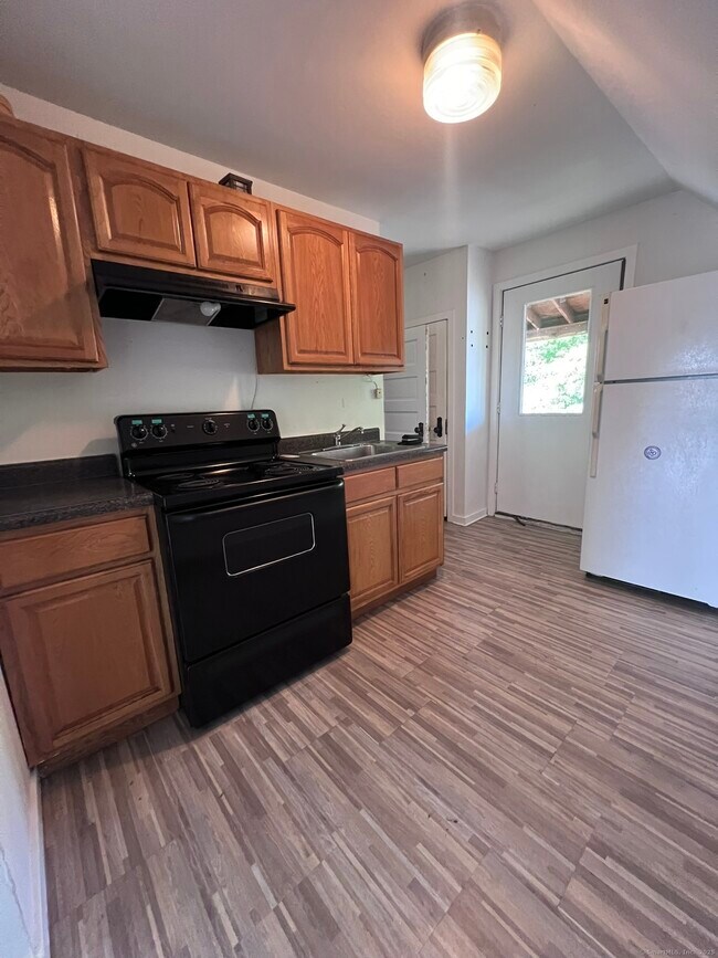 Building Photo - 787 Brewster St