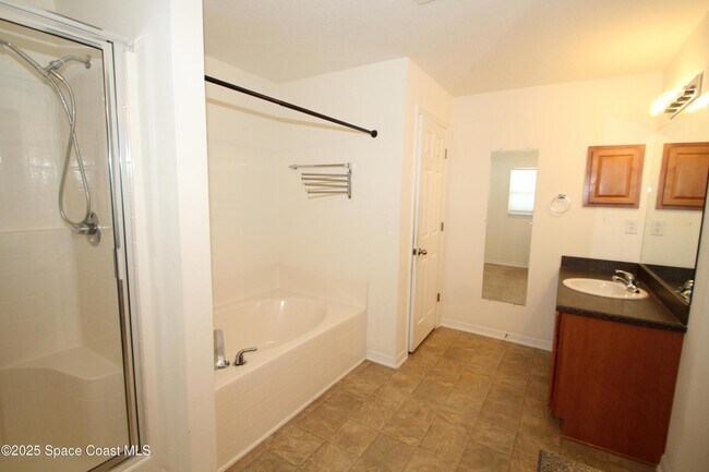 Building Photo - 2295 Botanica Cir