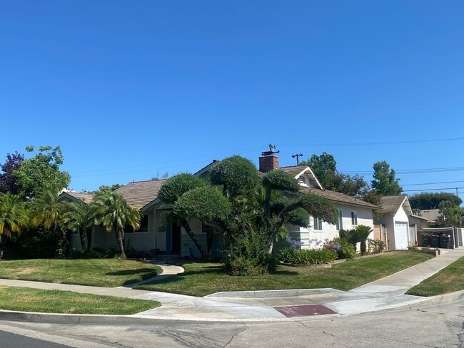 Building Photo - Pool Home in Orange for Lease