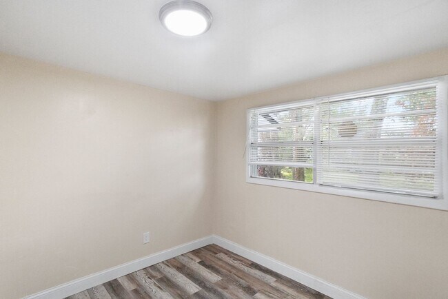 Building Photo - Spacious 4bdrm/1bath House ** $1,995.00 **...