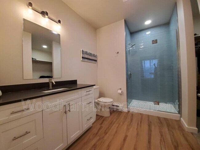 Building Photo - 2222B Willow Dr