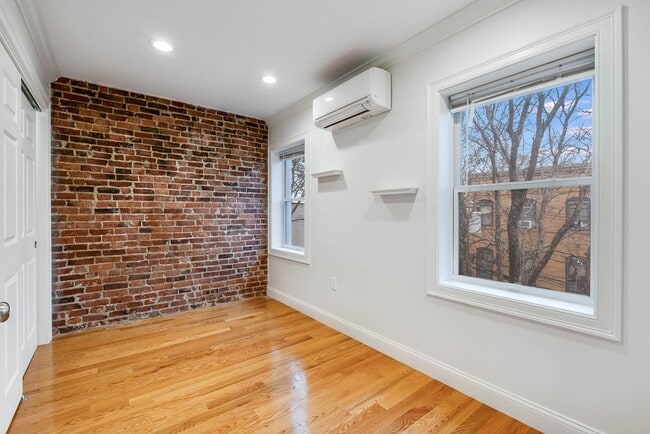 Building Photo - 14 Pompeii St