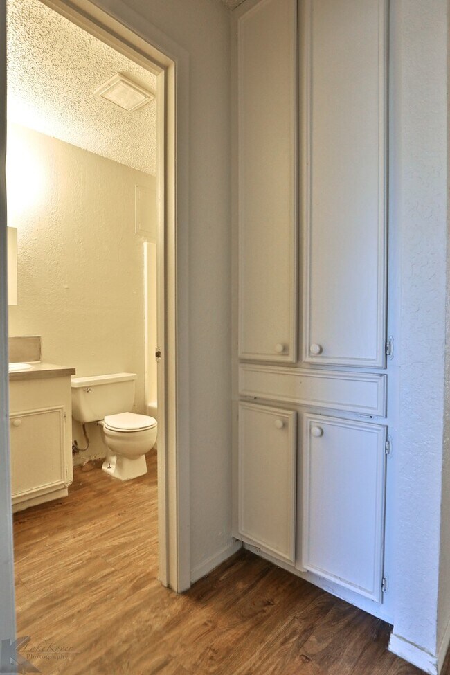Building Photo - Adorable 2 bedroom apartment!