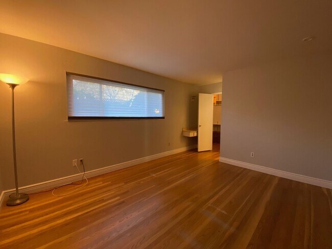 Building Photo - Beautiful 3 BDRM, 2 BATH Home w/ American ...