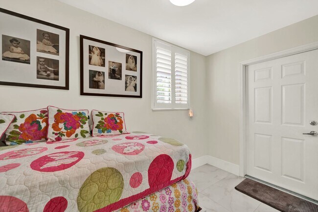 Building Photo - Elegant 4-Bedroom Pool Home in Exclusive G...