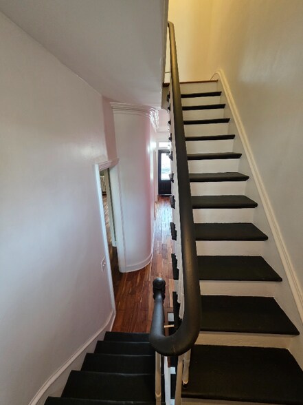 Building Photo - 148 S Swan St