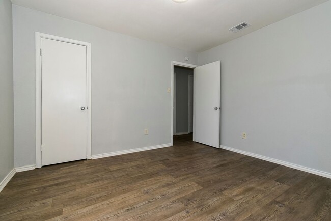 Building Photo - PEPERPORT.3913-3915