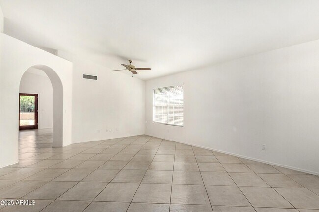 Building Photo - 1580 W Springfield Way