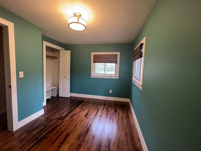 Building Photo - Adorable 2 bedroom with a bonus room!