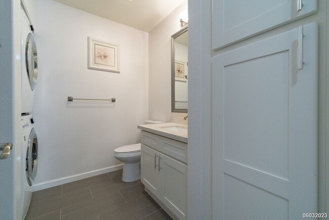 Building Photo - Spacious, Clean, Renovated 2BR/2BA/2Pkg in...