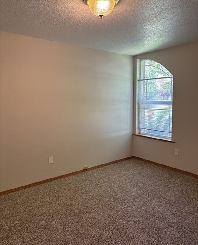 Building Photo - 3Bd/2Ba Single Story House - Available to View!
