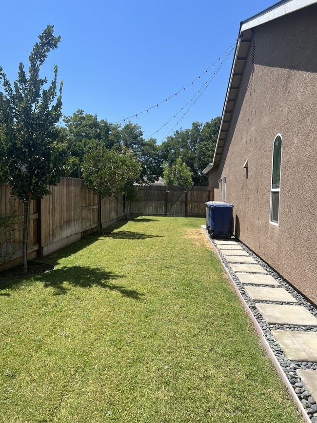 Building Photo - 233 Karen Ave