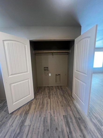 Building Photo - 1505 E 6th St