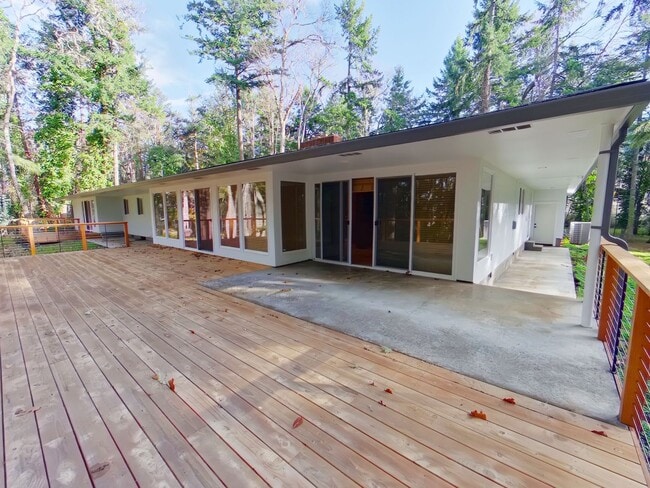 Building Photo - Large Beautiful Home in the Hills