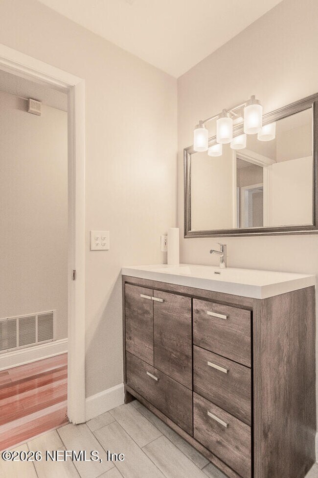 Building Photo - 1549 Montrose Ave E