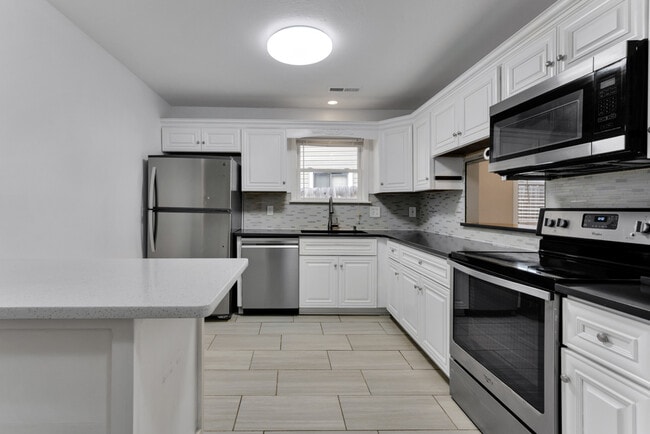 Building Photo - 1400 Riverside Dr