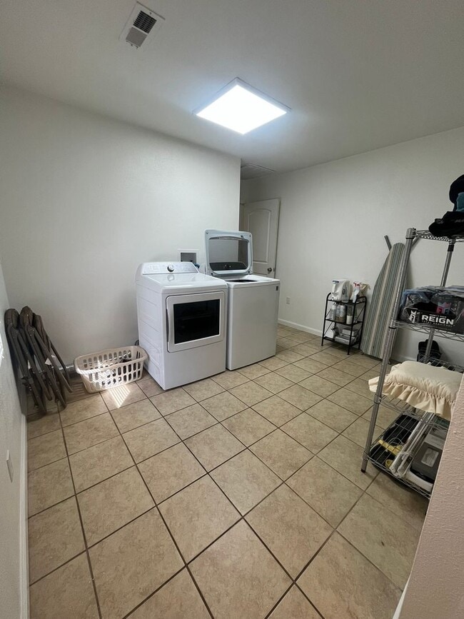 Building Photo - Gorgeous private home in Altavista!