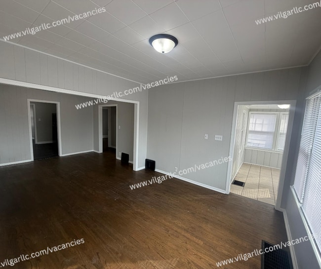 Building Photo - FOR RENT — SPACIOUS 3 BED / 1 BATH HOME