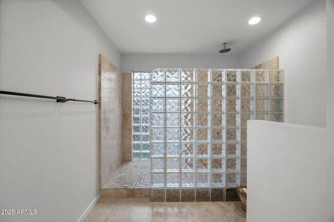 Building Photo - 8649 N Willowrain Ct