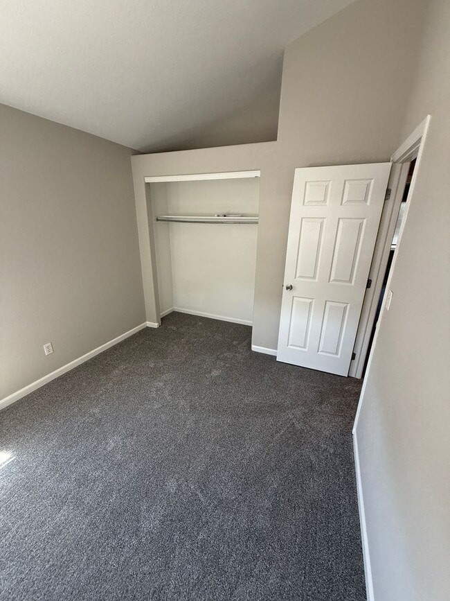 Building Photo - 3 bedroom townhome with 2 car garage!