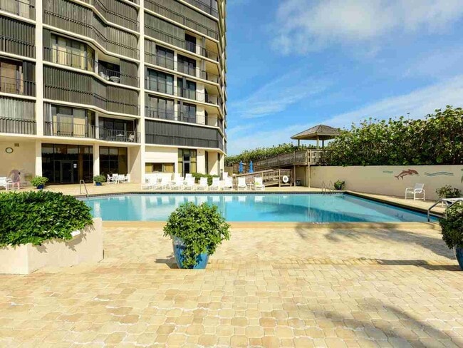 Pool and Jacuzzi - 9650 S Ocean Dr