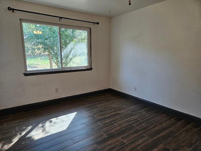 Building Photo - 214 Maple Ln