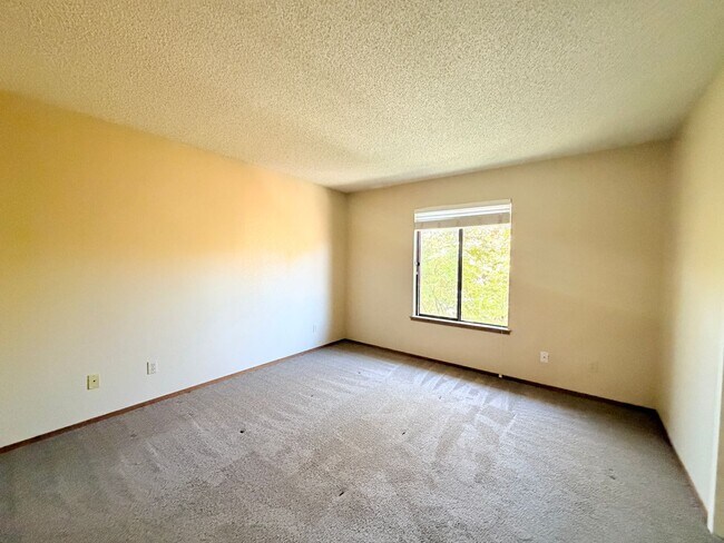 Building Photo - Charming Two-Story Petaluma Home – Private Yard & Community Amenities