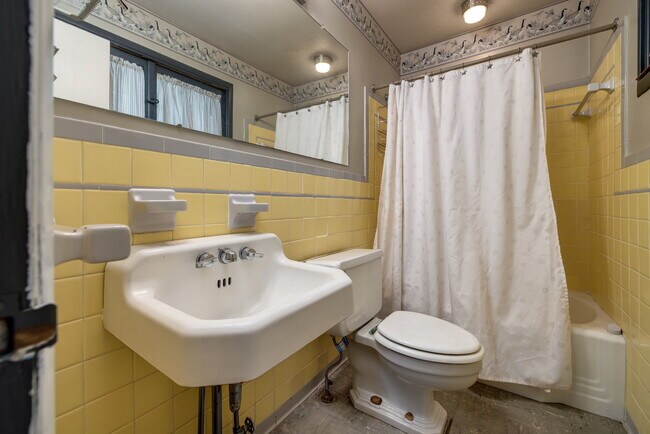 Building Photo - Historic Charm Meets Modern Comfort: Your Downtown Oasis Awaits!