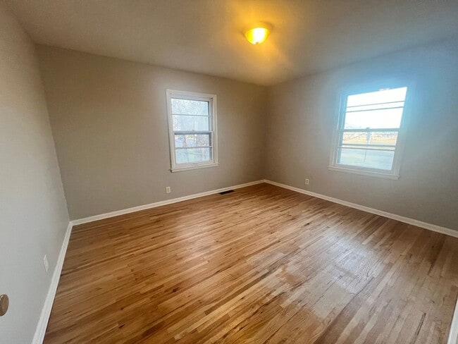 Building Photo - 4 Bedroom 1 bathroom with basement located east Wichita