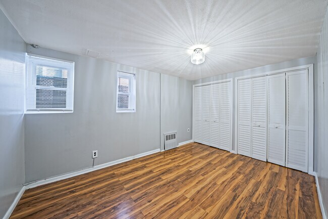 Building Photo - 1318 E 58th St