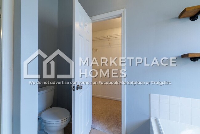 Building Photo - 512 Marble Falls