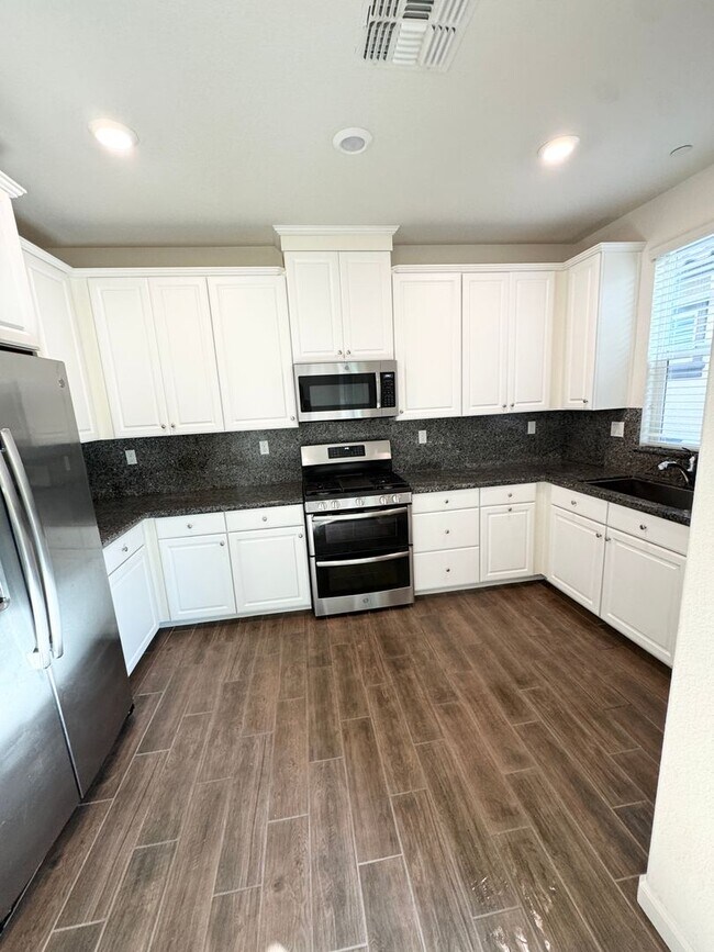 Building Photo - 3 Bed / 2.5 Bath Solar Home with Patio – Roseville – Available Now SEE VIDEO