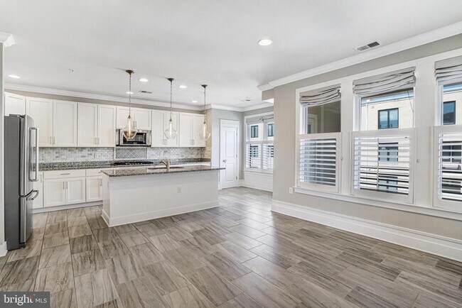 Building Photo - 621 Bluemont Ave