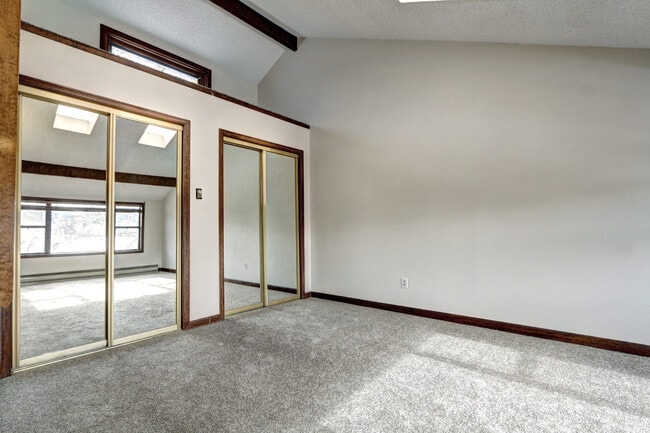 Building Photo - Unique, Rustic, and Spacious Living! Walk ...