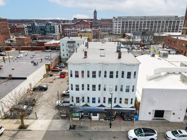 Building Photo - 50 1/2 Common St