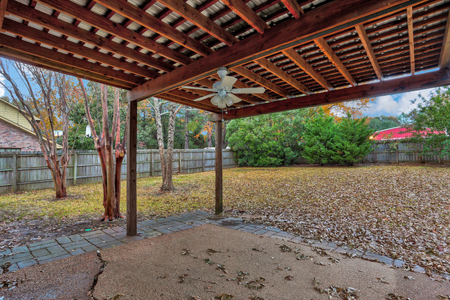 Building Photo - Impressive Brick Home in Ridgeland, MS