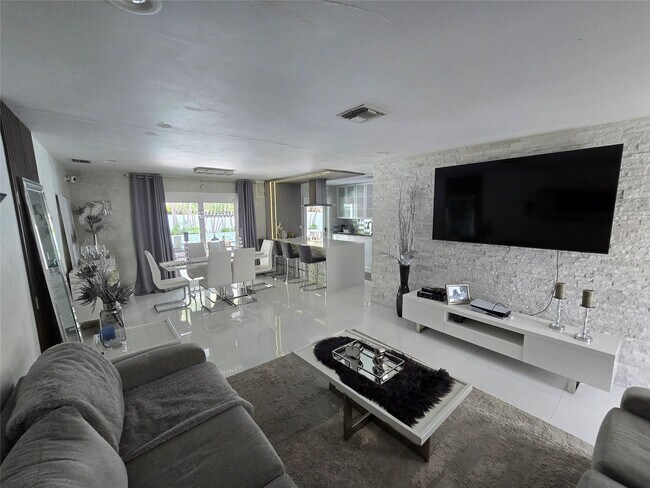 Building Photo - 2340 NE 8th Ave